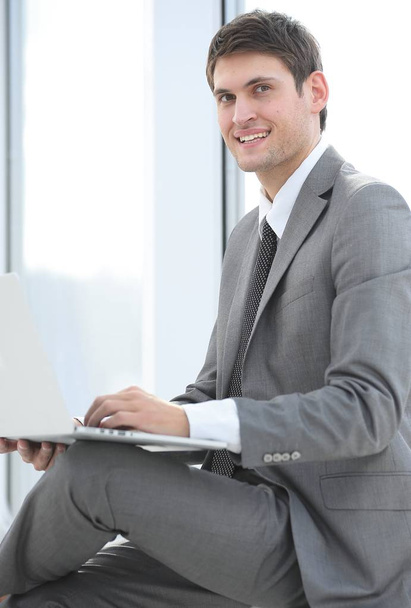 businessman talking on the Internet using a laptop - Foto, imagen