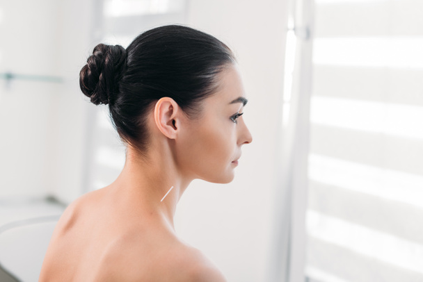 güzel kadın akupunktur tedavi spa salonu sahip yan görünüm - Fotoğraf, Görsel