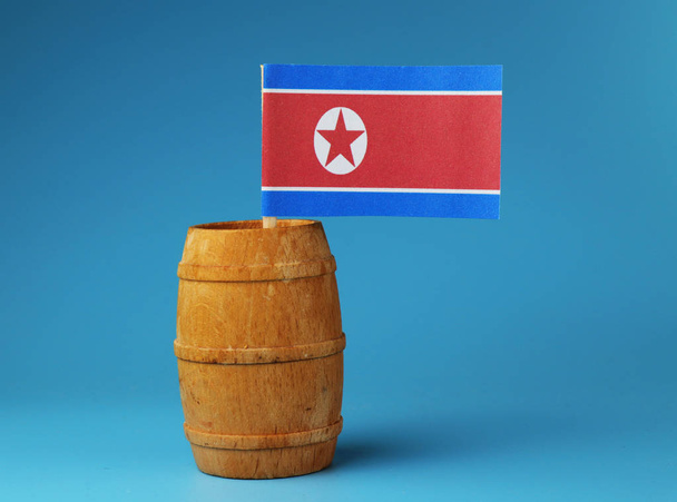 A nemzeti zászló Észak-Korea fabot fahordós érlelés. Kék háttér - Fotó, kép