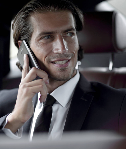 businessman in his car with a laptop talking on the phone - Foto, immagini