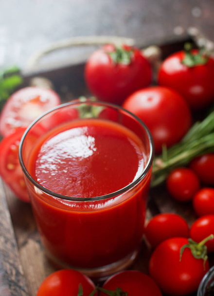 vidro de suco de tomate orgânico e tomates frescos com ervas na bandeja de madeira
 - Foto, Imagem