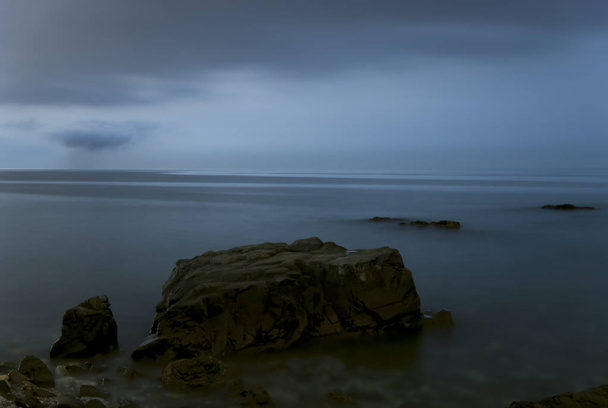 niskiej prędkości zdjęcie skały wystające na morzu - Zdjęcie, obraz