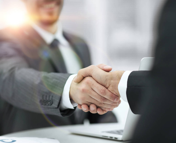 fermer .handshake des partenaires commerciaux au-dessus du bureau
 - Photo, image