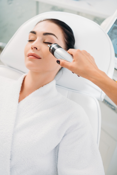 attraktive Frau bekommt Gesichtsmikrostromtherapie im Wellness-Salon - Foto, Bild