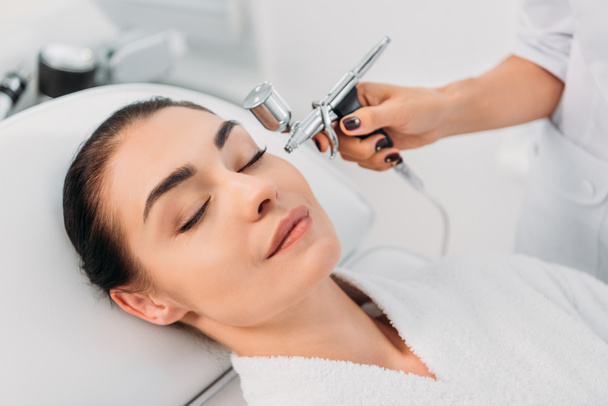 attrayant femme recevant un traitement du visage dans le centre spa
 - Photo, image