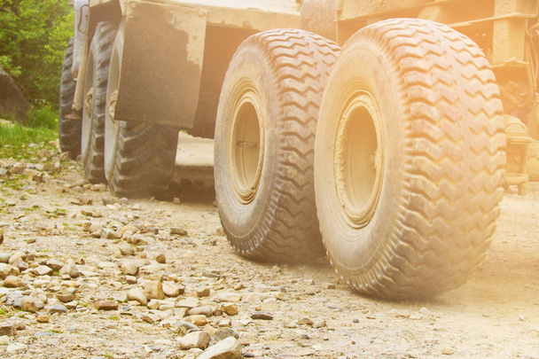 Spostare le ruote pneumatici e fuoristrada che va nella polvere del deserto attraverso le ruote sulla sabbia
 - Foto, immagini