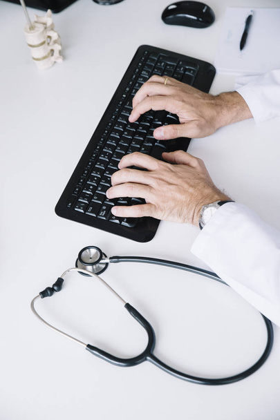 Руки врача с компьютерной клавиатурой
 - Фото, изображение