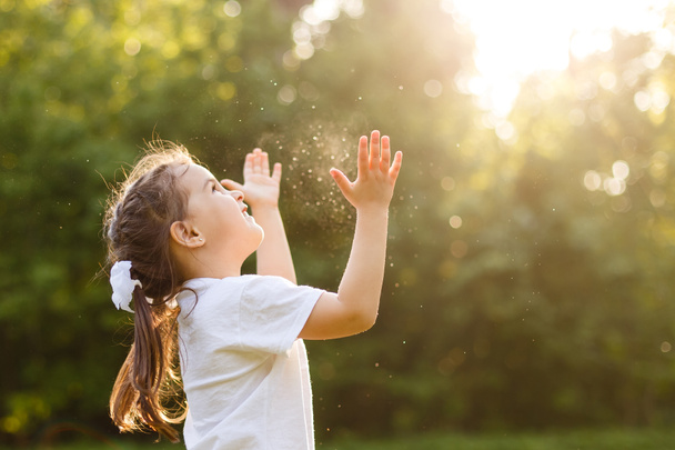 Niño despreocupado corriendo y saltando en el prado verde del verano la captura de burbujas de jabón. Concepto de felicidad, infancia y libertad
 - Foto, imagen