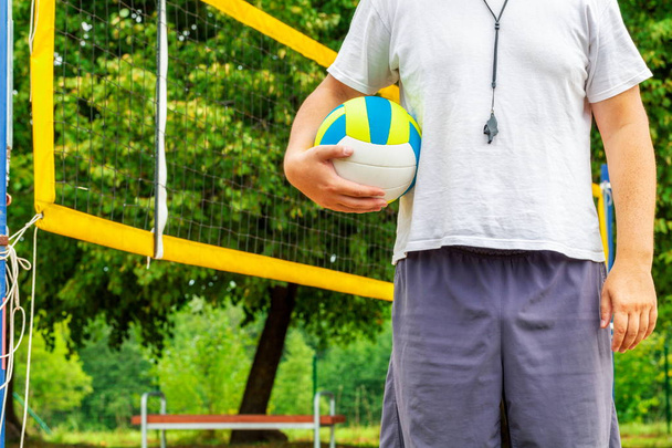 Árbitro de voleibol con pelota
 - Foto, imagen