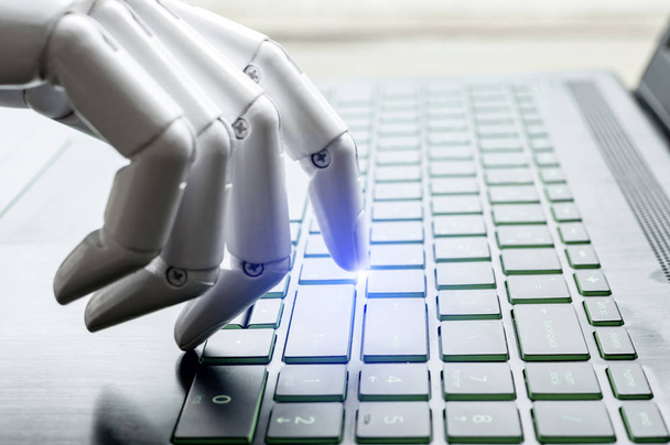 Ρομπότ χέρι πιέζοντας το πληκτρολόγιο του υπολογιστή εισάγετε - Φωτογραφία, εικόνα