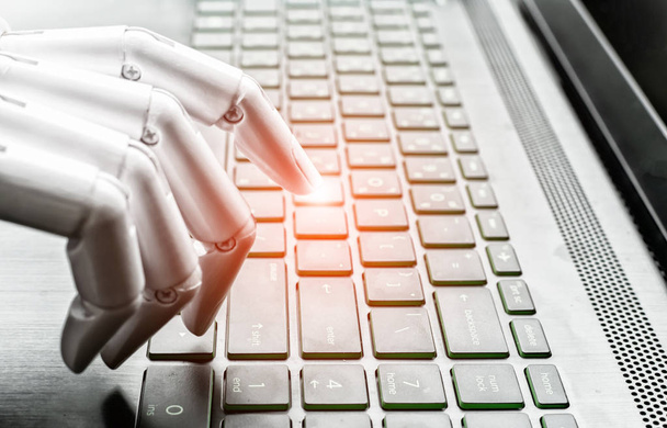 Ρομπότ χέρι πιέζοντας το πληκτρολόγιο του υπολογιστή εισάγετε - Φωτογραφία, εικόνα