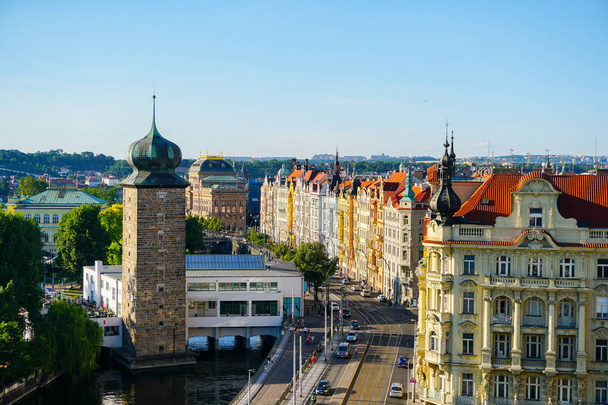 Belle vue sur Prague avec bâtiments et circulation routière, République tchèque
. - Photo, image