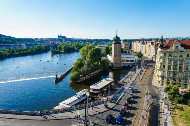Vue de Prague avec bâtiments, circulation routière et rivière Vltava, République tchèque
. - Photo, image