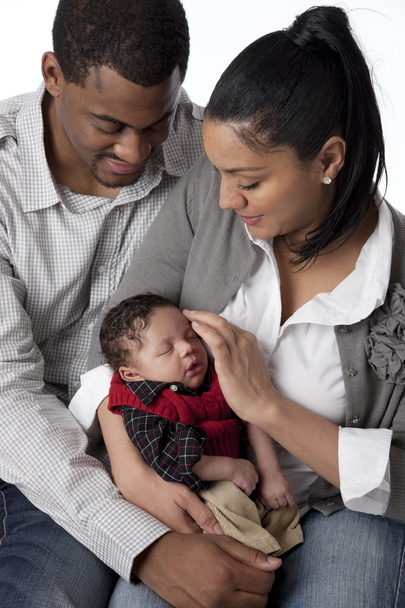 Afrika kökenli Amerikalı anne ve baba kendi yeni doğmuş bir bebek tutan - Fotoğraf, Görsel