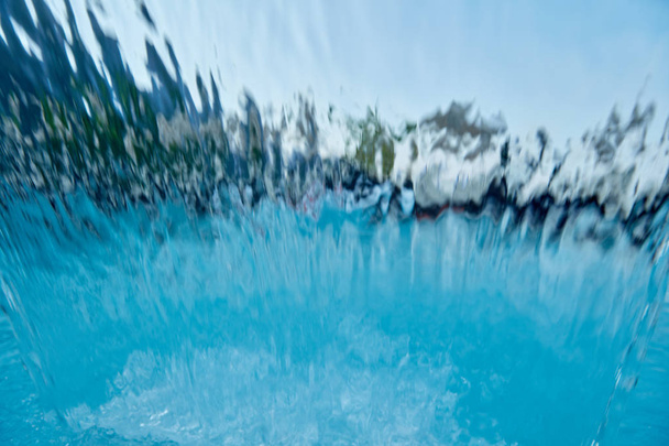 verschwommener Pool-Wasserfall im Hotel. Abstrakter Hintergrund - Foto, Bild