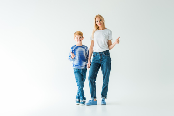 joyeuse mère et fils tenant la main et montrant les pouces sur blanc
 - Photo, image