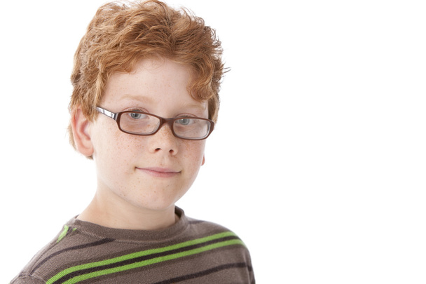 Caucásico sonriente pequeño niño real con el pelo rojo y gafas
. - Foto, Imagen