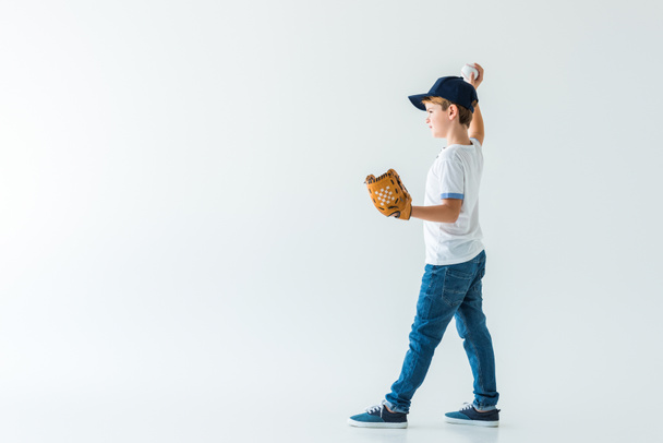 entzückender Junge wirft Baseballball isoliert auf weißem Grund - Foto, Bild