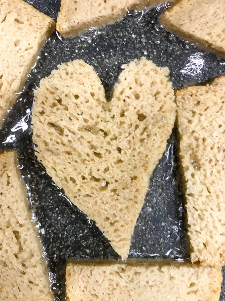 El pan de centeno es frito en la sartén en el aceite, los crutones, suhariki en forma del corazón
 - Foto, Imagen
