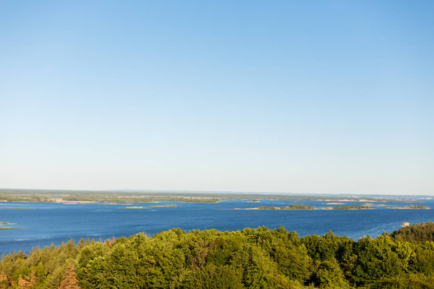 Vista panorâmica pitoresca da altura na parte turística do rio Volga, perto da cidade de Samara, no dia ensolarado de verão.Linda paisagem natural.Parte central da Rússia.Europa. - Foto, Imagem