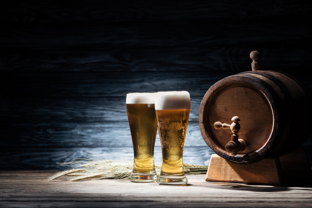 tuore olut lasit, vehnä spikelets ja olut tynnyri puinen pöytä, oktoberfest käsite
 - Valokuva, kuva