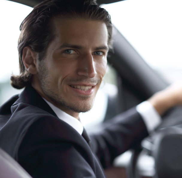 man sitting behind the wheel of a car - Foto, Imagem