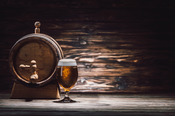 vaso de cerveza y barril de cerveza en la mesa de madera, concepto oktoberfest
 - Foto, Imagen