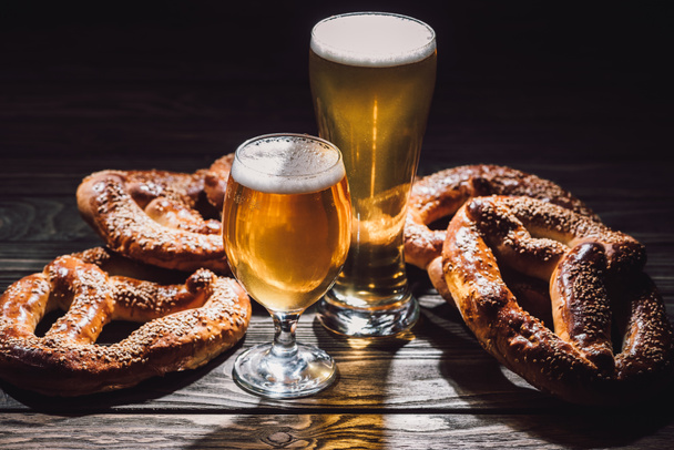 due bicchieri di birra e deliziosi pretzel sul tavolo di legno, concetto di oktoberfest
 - Foto, immagini