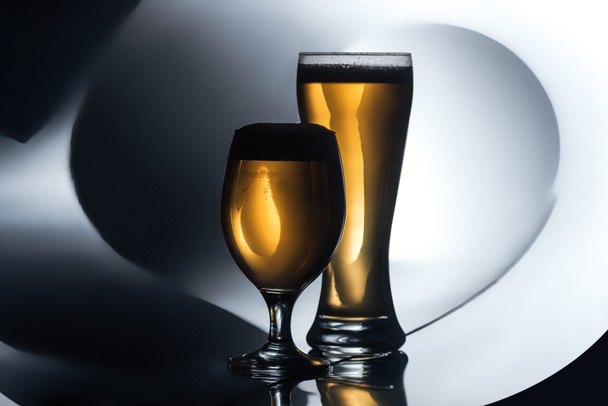 白と黒の背景、オクトーバーフェストの概念にビールのグラス - 写真・画像