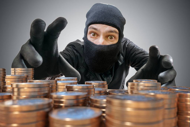 Ladro o ladro sta cercando di afferrare e rubare monete
. - Foto, immagini