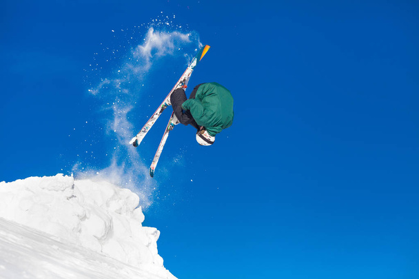 Ujęcie poziome narciarz profesjonalnych męskich extreme freeride, skoki ze stoku podczas jazdy na nartach w górach skopiować przestrzeni styl życia x-treme sport niebezpiecznych umiejętności jeźdźca lekkoatletka. - Zdjęcie, obraz