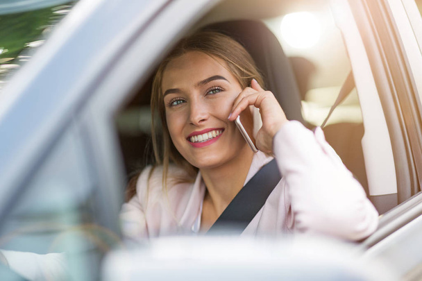 Woman with smart phone in a car - Zdjęcie, obraz