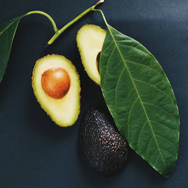 Rijpe verse zwarte avocado - Foto, afbeelding