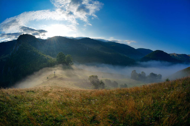 Πανέμορφο ορεινό τοπίο στην ομίχλη το πρωί στο Alba, Ρουμανία - Φωτογραφία, εικόνα