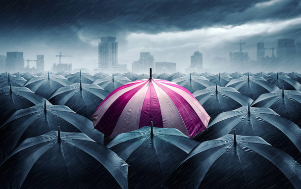 Paraguas rosado y blanco con nubes oscuras y tormentosas. Concepto para el éxito
. - Foto, Imagen