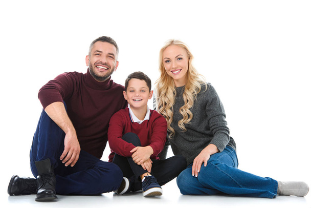 Eltern und Sohn im Herbst-Outfit lächeln in die Kamera, isoliert auf weiß - Foto, Bild