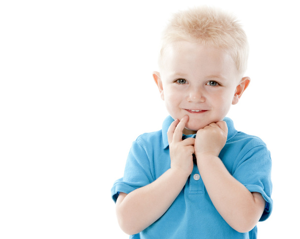 Valkoihoinen pieni poika yllään kirkkaan sininen iso hymy kasvoillaan
 - Valokuva, kuva