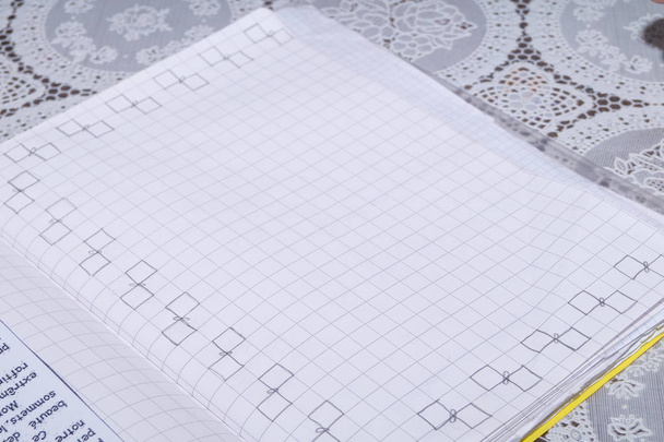 Школьница пишет домашнее задание в тетрадке
 - Фото, изображение