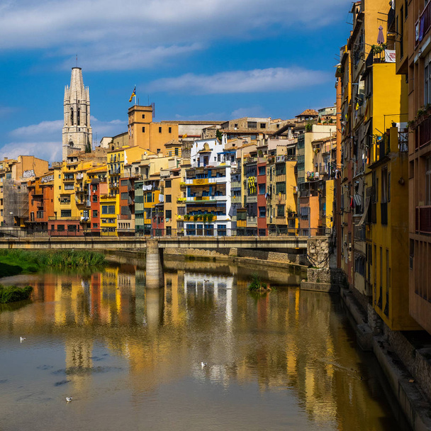 Kleurrijke huizen in Barri Vell, de naam gegeven aan de Girona oude Crescent, die terug naar de rivier Onyar, en weerspiegelen op de rivier - Foto, afbeelding