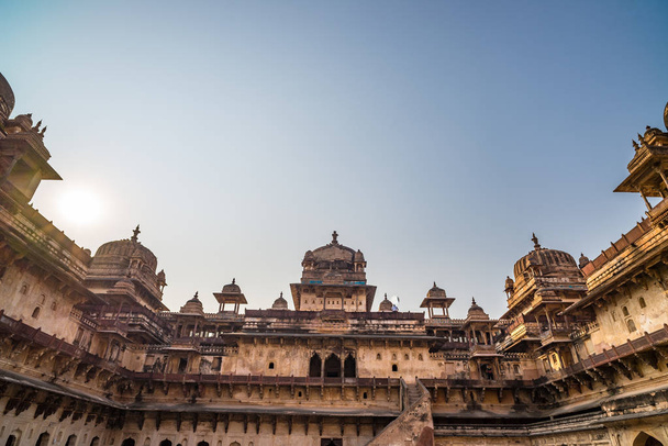 Orchha palác, vnitřní nádvoří a kamenné sochy, podsvícení. Také hláskoval Orcha, proslulé destinace v Madhya Pradesh, Indie. - Fotografie, Obrázek