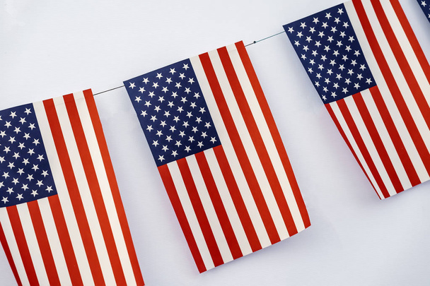 Girlanda z amerykańskiej flagi prostokątny kształt zbliżenie na jasnym tle. Ulicy holiday, Festiwal, celebracja koncepcja - Zdjęcie, obraz