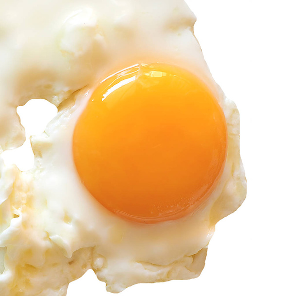 Huevo frito lado soleado hacia arriba aislado sobre fondo blanco con espacio de copia
 - Foto, imagen