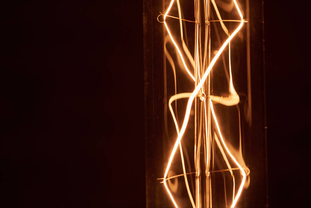 Вольфрамова спіраль електричної лампи
. - Фото, зображення