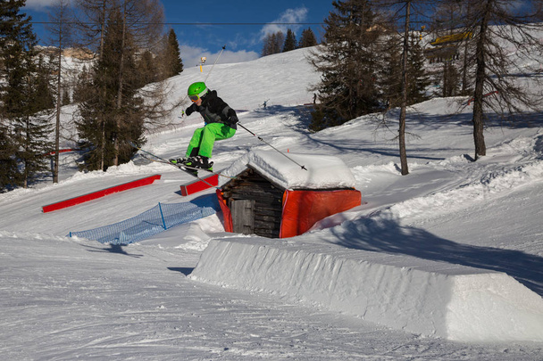 Esquiador en acción: Salto de esquí en el Snowpark de montaña
. - Foto, imagen
