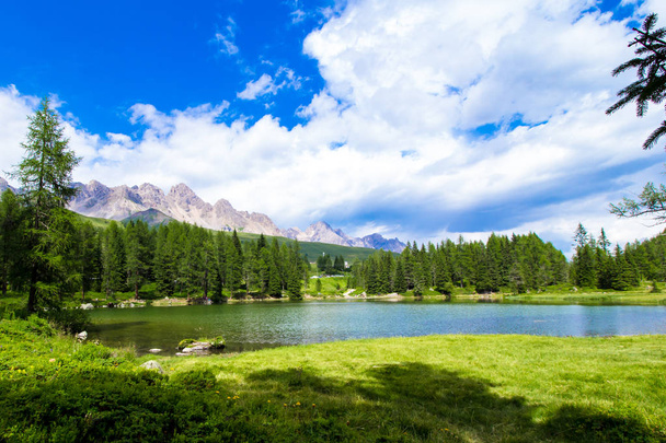San Pellegrino jezero v San Pellegrino průsmyku: vysoký horský průsmyk v italské Dolomity - Fotografie, Obrázek