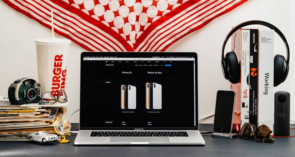 Londýn, Uk - 13 září 2018: Kreativní stůl s prohlížečem Safari na Macbook Pro notebook představí Apple počítače webové stránky nejnovější iphone Xs smartphone srovnání s Xs max - Fotografie, Obrázek