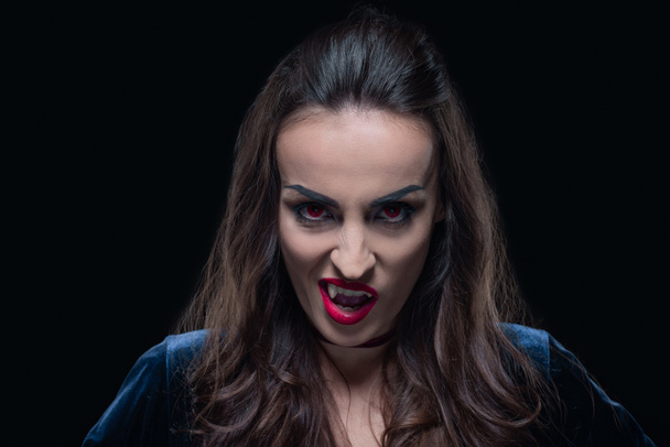 vampir dişleri üzerine siyah izole gösterilen korku kadın - Fotoğraf, Görsel