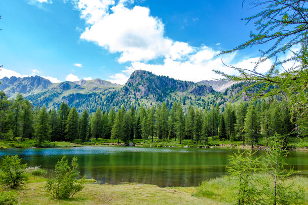 Lago de San Pellegrino no passo de San Pellegrino: um passo de montanha alto nas Dolomitas italianas
 - Foto, Imagem