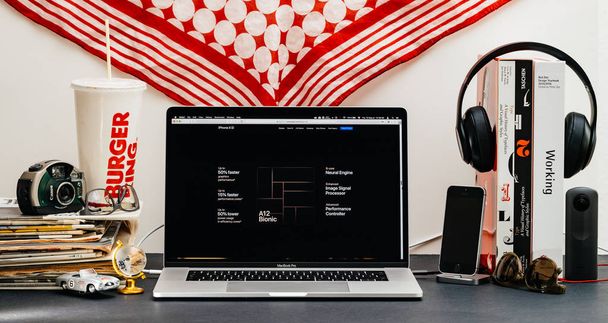 Londýn, Uk - 13 září 2018: Kreativní stůl s prohlížečem Safari otevřít na Macbook Pro notebook představí Apple počítače webové stránky nejnovější iphone Xs s 12 bionická čip - Fotografie, Obrázek