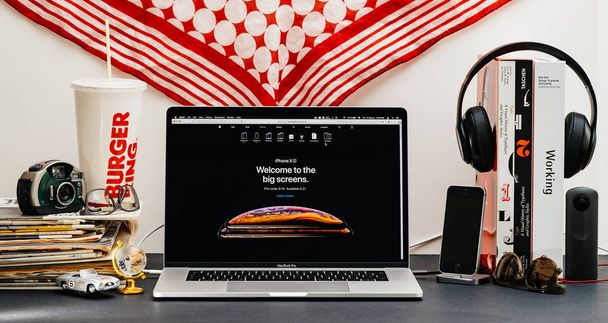 Londýn, Uk - 13 září 2018: Kreativní stůl s prohlížečem Safari otevřít na Macbook Pro notebook představí Apple počítače webu nejnovější iphone které Xs Vítejte na velkých obrazovkách - Fotografie, Obrázek